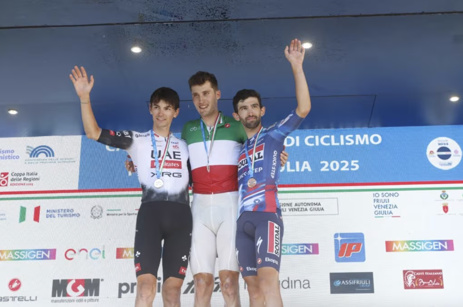 Filippo Conca, Alessandro Covi y Thomas Pesenti en el podio después de la carrera de campeonatos nacionales italianos de 2025 (Crédito: Federazione Ciclistica italiana)
