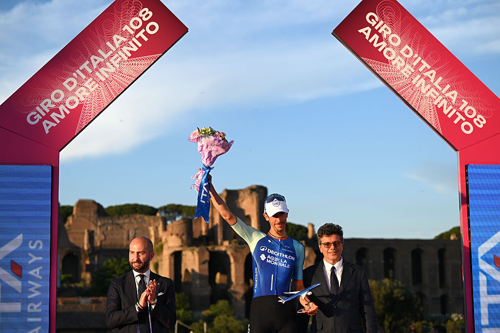 Roma Italia 01 Junio ​​Dries de Bondt de Bélgica y Equipo Decathlon AG2r la Mondiale celebra en el podio durante el 108º Giro Ditalia 2025 Etapa 21 A 1448 km desde Roma a Roma UCIWT el 01 de junio de 01 2025 en Roma Italy Photo de Dario BelingHerigetty Images