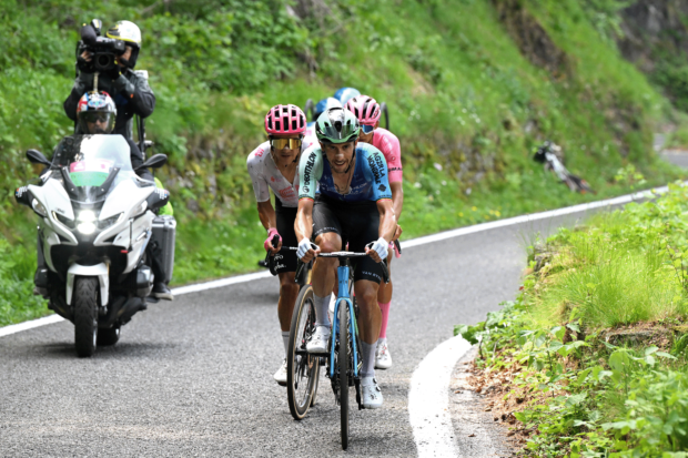 SESTRIERE - VIALATTEA, ITALY - MAY 31: (L-R) Richard Carapaz of Ecuador and Team EF Education - EasyPost and Dries De Bondt of Belgium and Team Decathlon AG2R La Mondiale compete during the 108th Giro d'Italia 2025, Stage 20 a 205.3km stage from Verres to Sestriere - Vialattea 2036m / #UCIWT / on May 31, 2025 in Sestriere - Vialattea, Italy. (Photo by Dario Belingheri/Getty Images)