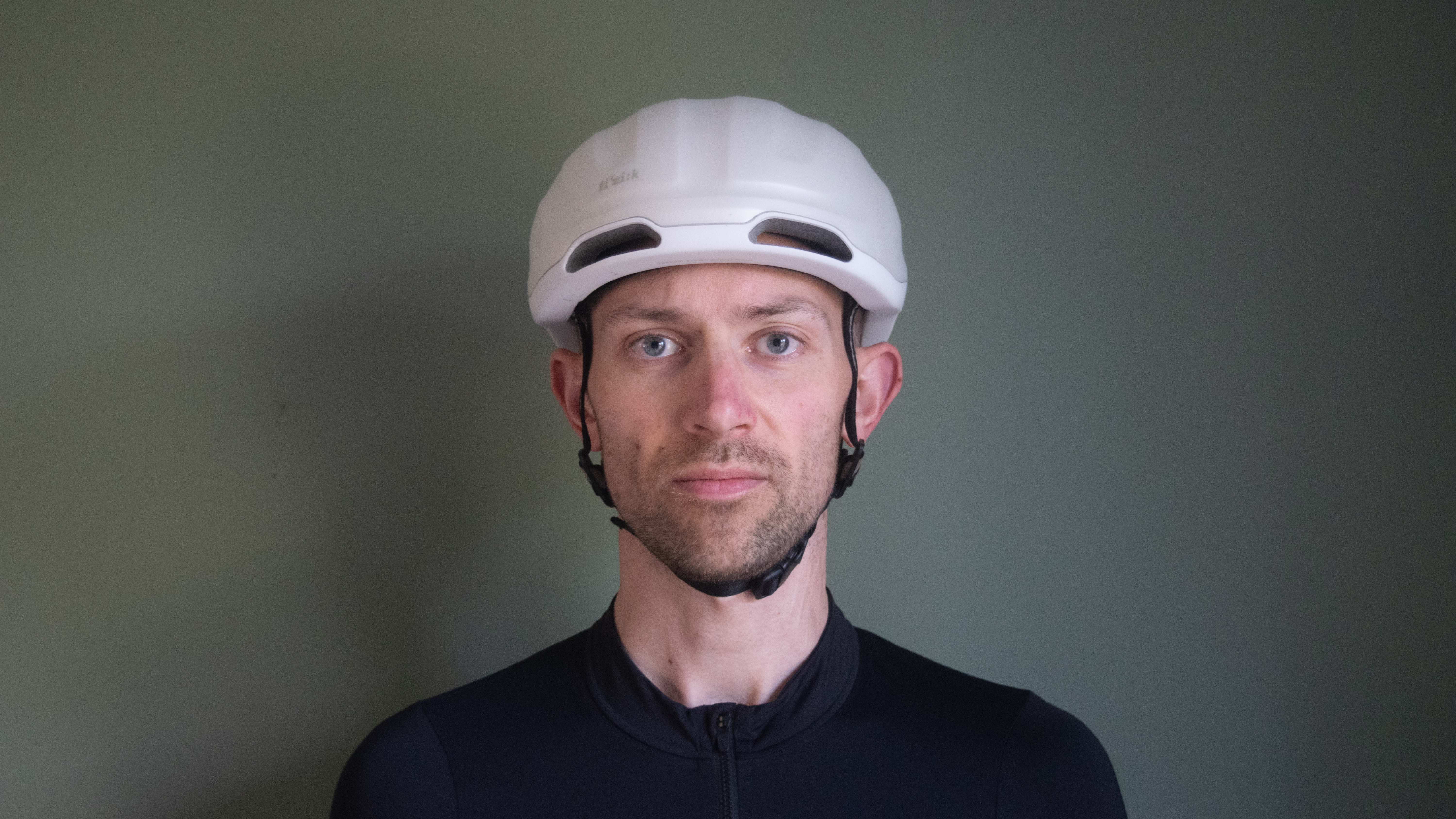 Un hombre que lleva un Fizik Kudo Aero Hemet blanco