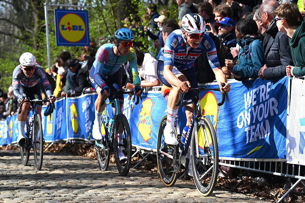 WEVELGEM Bélgica 30 de marzo Paul Magnier de Francia y el equipo Soudal Quickstep compite pasando por el sector de los Cobblestones de Kemmelberg Belvedre durante el 87º Gentwevelgem en Flandes Fields 2025 Mens Elite una carrera de 2503km de un día de Ypres hasta Welvelgem Uciwt el 30 de marzo de 2025 en WealgiMe Belgem Bel BelgiMe Carrera de Timeget de Weelegem de Welegem.
