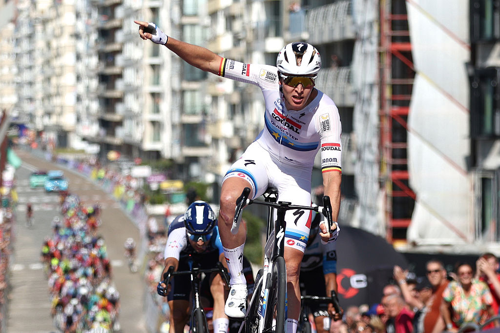 Knokke-Heist, Bélgica-18 de junio: Tim Merlier de Bélgica y el Equipo Soudal Quick-Step celebra en la línea de meta como ganador del escenario durante la 94a Baloise Belgium Tour 2025, Etapa 1 A 197.6 km Merelbeke-Melle para Knokke-Heist el 18 de junio de 2025 en Merelbebe-Melle, Belgium. (Foto de Rhode Van Elsen/Getty Images)