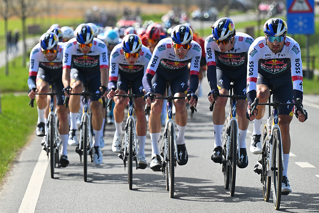 Jordi Meeus con sus compañeros de equipo Red Bull-Bora-Hansgrohe en Gent-Wevelgem