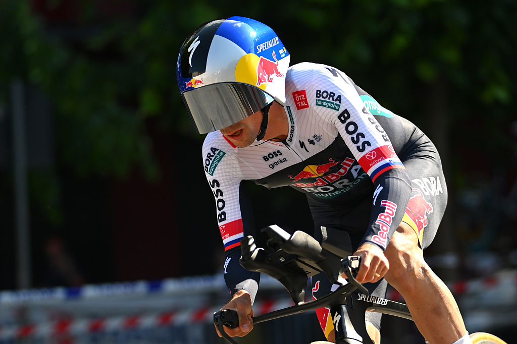 Giro D ' Italia 2025: Primoz Roglic montando la Etapa 2 Tiempo de contrarreloj