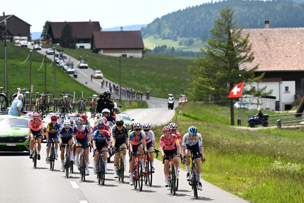 CHAMPAGNE SWITZERLAND JUNE 18 LR Jade Wiel of France and Team FDJSuez Femke De Vries of The Netherlands and Team Visma Lease A Bike Black Points Jersey Katarzyna Niewiadoma of Poland and Team CanyonSram Racing Noemi Ruegg of Switzerland and Team EF EducationCannondale and Mischa Bredewold of The Netherlands and Team SD WorxProtime Lidere el pelotón durante el cuarto Tour de Suisse Women 2024 Etapa 4 Una etapa de 1275 km desde Champagne hasta Champagne Uciwwt el 18 de junio de 2024 en Champagne Suiza Foto de Tim de Waelegetty Images