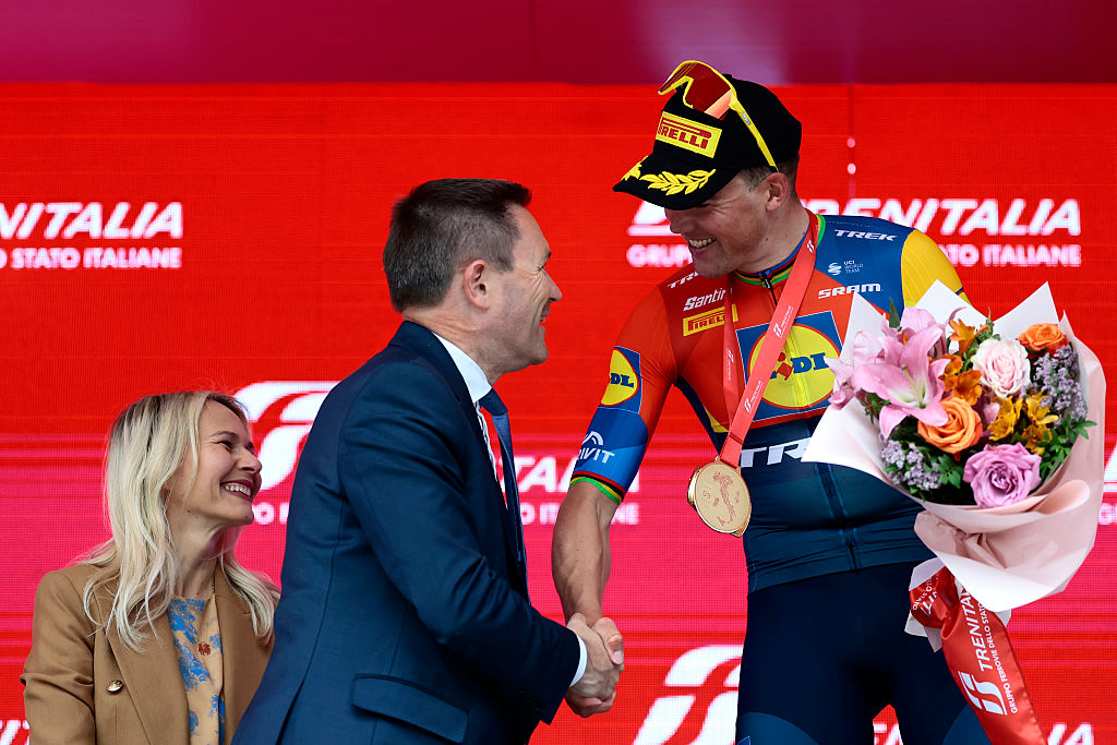 El presidente de la Unión Internacional de Ciclismo (UCI), David Lappartient, felicita al piloto danés de Lidl-Trek, Mads Pedersen, en el podio después de que ganó la primera etapa de la 108ª carrera de ciclismo Giro d'Italia, 160 km de Durres a Tirana en Albania, el 9 de mayo de 2025. (Foto de Luca Bettini / AFP)