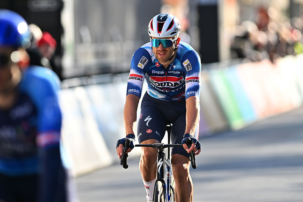De Panne, Bélgica-26 de marzo: Bert Van Lerberghe de Bélgica y el equipo Soudal rápido cruza la línea de meta durante el 49º clásico Brugge-de Panne 2025, la élite masculina de 195.6 km de una carrera de un día de Brugge a De Panne / #uciwt / el 26 de marzo de 2025 en Panne, Belga. (Foto de Luc Claessen/Getty Images)