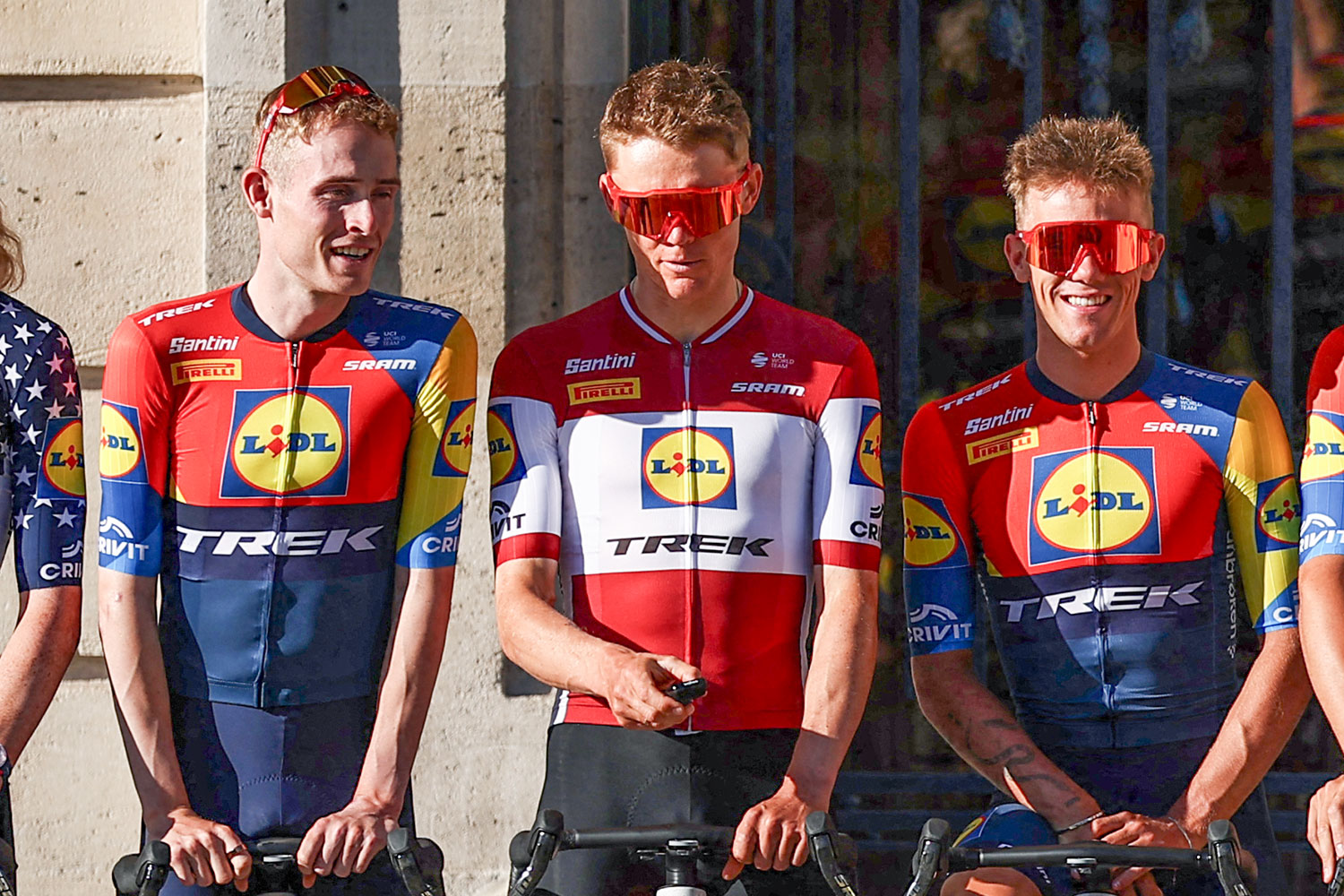 Camisetas de los campeones nacionales durante los días de presentación de equipos oficiales antes del inicio de la 112ª edición de la carrera de ciclismo del Tour de Francia, en Lille, el norte de Francia, el 3 de julio de 2025. (Foto de Anne-Christine Poujoulat / AFP)