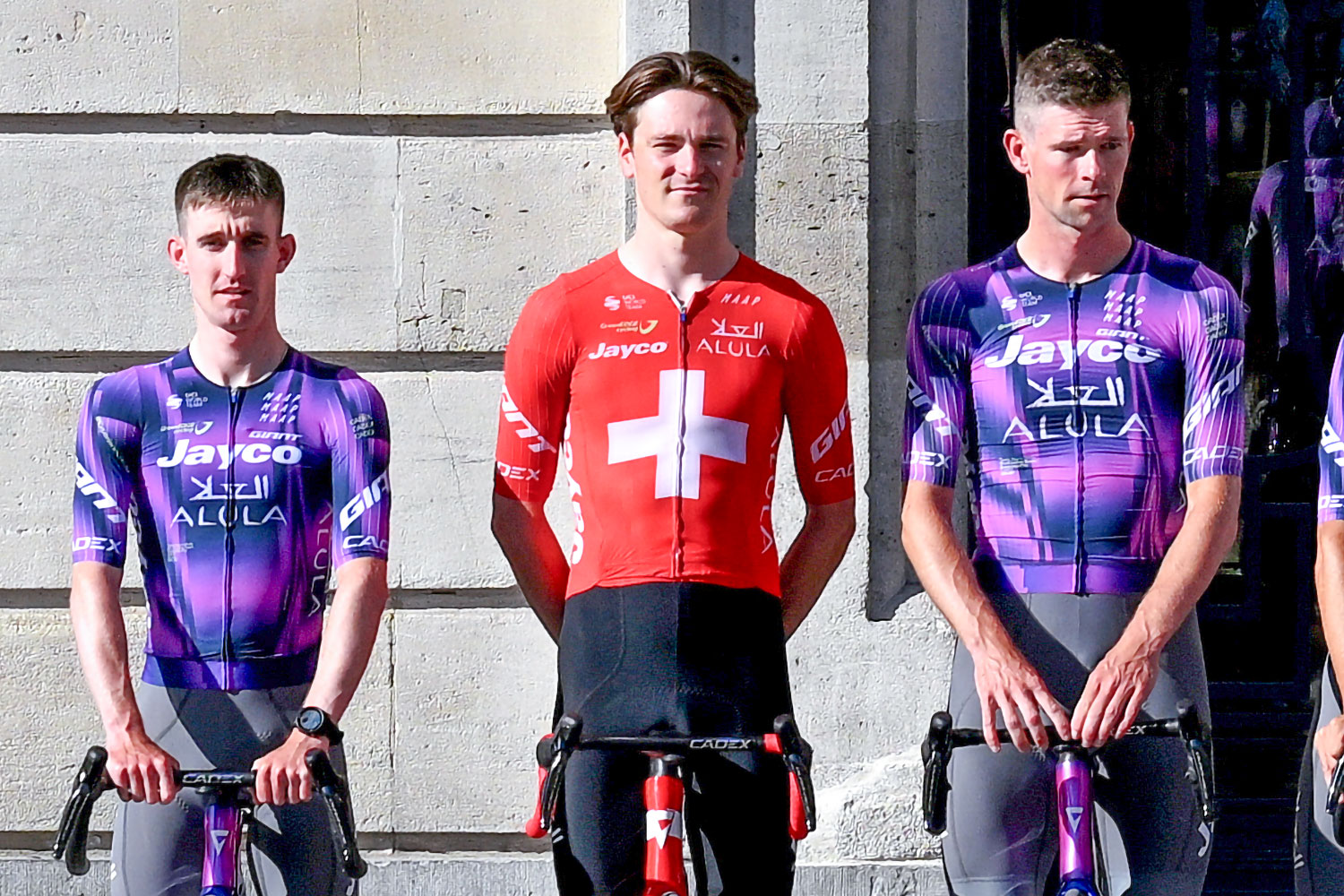Camisetas de los campeones nacionales durante los días de presentación de equipos oficiales antes del inicio de la 112ª edición de la carrera de ciclismo del Tour de Francia, en Lille, el norte de Francia, el 3 de julio de 2025. (Foto de Anne-Christine Poujoulat / AFP)