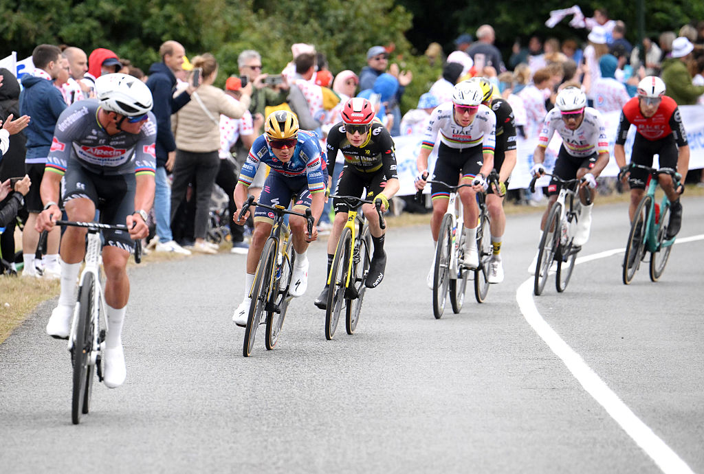 Boulogne-Sur-Mer-06 de julio: (LR) Ganador de la etapa Mathieu Van der Poel de los Países Bajos y el Equipo Alpecin-Deceuninck, Remco Evenepoel de Bélgica y el Equipo Soudal Quick-Step, Jonas Vingegaard de Dinamarca y Team Visma | Arrendar una bicicleta y Tadej Pogacar de Eslovenia y Emirates del equipo de los EAU-XRG Compite Climing the Cote D & #039; Outrau durante el 112º Tour de Francia 2025, Etapa 2 A 209.1 km en la etapa de Lauwin-Planque a Boulogne-Sur-Mer / #uciwt / el 06 de julio, 2025 en Boulogon-Sur-Sur, France.