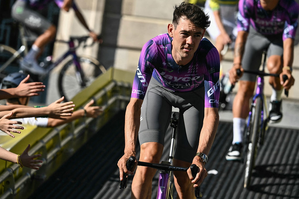 El jinete australiano del equipo del equipo Jayco Alula, Ben O'Connor, cicla a través del centro de la ciudad de Lille durante los días de presentación de equipos oficiales antes del inicio de la 112ª edición de la carrera de ciclismo Tour de France, en Lille, Northern France, el 3 de julio de 2025. (Foto de Marco Bertorello / AFP)