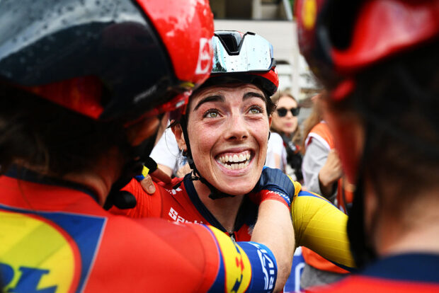 Anna Henderson is the breakaway stage winner on stage 2 at the Giro d'Italia Women 2025