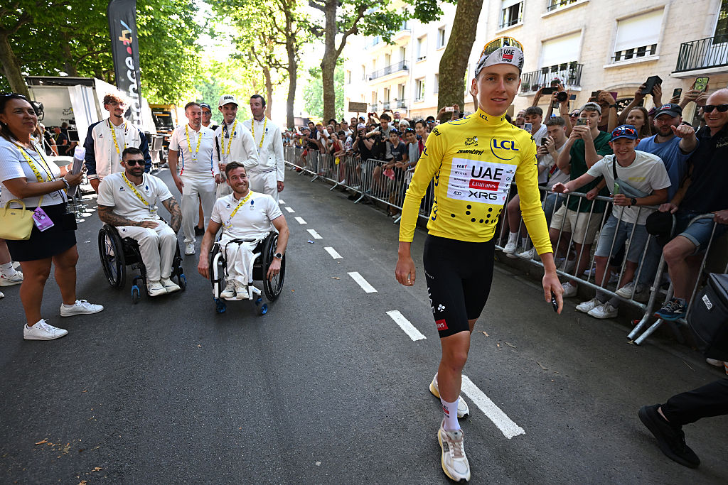 Caen, Francia - 09 de julio: el ganador del líder de la camiseta del líder amarillo, Tadej Pogacar de Eslovenia y el equipo de los EAU Emirates - XRG se encuentra con los fanáticos después del 112º Tour de Francia, etapa 5 A 33 km en la etapa de tiempo de tiempo individual desde Caen hasta Caen / #uciwt / el 09 de julio de 2025 en Caen, France. (Foto de Tim de Waele/Getty Images)
