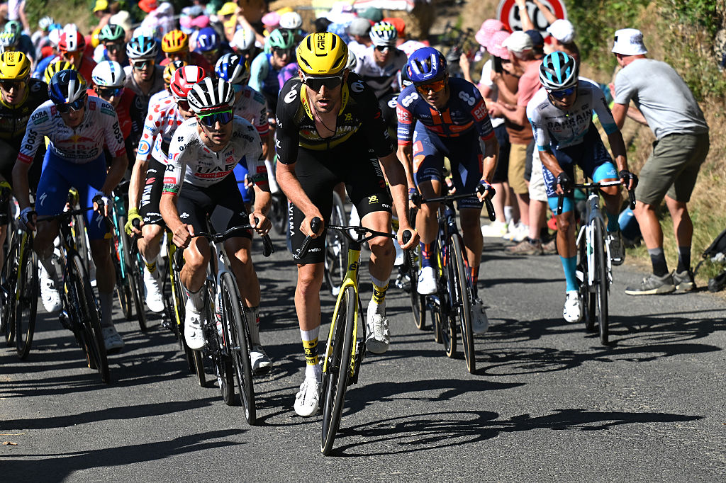 Joao Almeida de Portugal y Emiratos del Equipo de los EAU - XRG y Tiesj Benoot de Bélgica y Team Visma | Arrendar una bicicleta Compite durante el 112th Tour de Francia, etapa 6 Una etapa de 201.5 km desde Bayeux a Vire Normandie