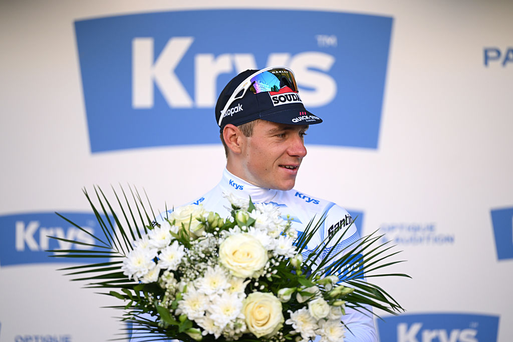 CAEN, Francia - 09 de julio: Remco Evenepoel de Bélgica y el equipo Soudal Quick -Step celebra en Podium como ganador de White Best Young Rider Jersey durante el 112 ° Tour de Francia, etapa 5 A 33 km en la etapa de tiempo de tiempo individual desde Caen hasta Caen / #uciwt / el 09 de julio de 2025 en Caen, France. (Foto de Dario Belingheri/Getty Images)
