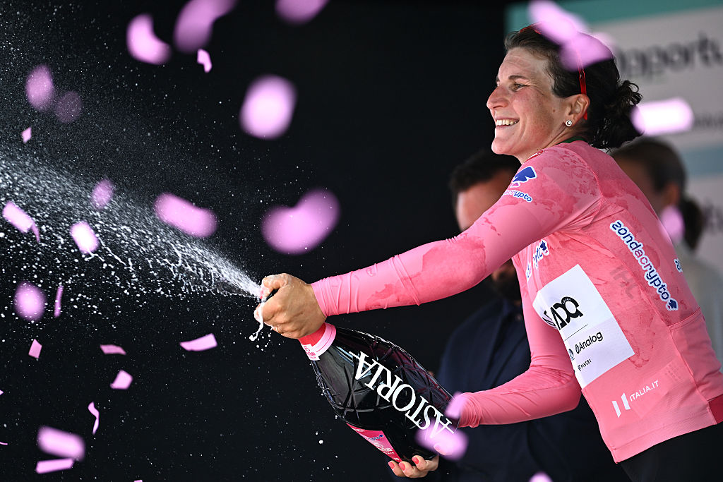Monte Nerone, Italia - 12 de julio: Elisa Longo Borghini de Italia y el equipo de los EAU ADQ celebra en el podio como el líder de la Jersey Pink Líder Jersey durante el 36º Giro D & #039; Italia Women 2025, etapa 7 Una etapa de 150 km desde Fermignano hasta Monte Nerone 1396M / #uciwt / en julio del 12 de julio, 2025 en 2025 en el Nereone, It it. (Foto de Luc Claessen/Getty Images)