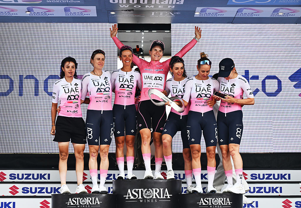 IMola, Italia - 13 de julio: Elisa Longo Borghini de Italia y el equipo de los EAU ADQ - El líder de Pink Pink Jersey celebra en el podio como ganadora general de la carrera con sus compañeros de equipo Alena Amialiusik de Bielorrusia, Brodie Chapman de Australia, Eleonora Camilla Gasparrini de Italy, Ericta Magnaldi de Italia, Gran Marturano de Italal, de Italaly, de Italal, de Italaly de Italaly de Tae, de Uae, de Uae Persico, de Uae Persico, de Italal, de Italal, de Italal, de Italaly de Italal, de Italaly, de Uae. ADQ Durante la 36a Mujeres Giro D'Italia 2025, etapa 8, una etapa de 134 km desde Forli a Imola / #uciwwt / el 13 de julio de 2025 en IMola, Italia. (Foto de Luc Claessen/Getty Images)