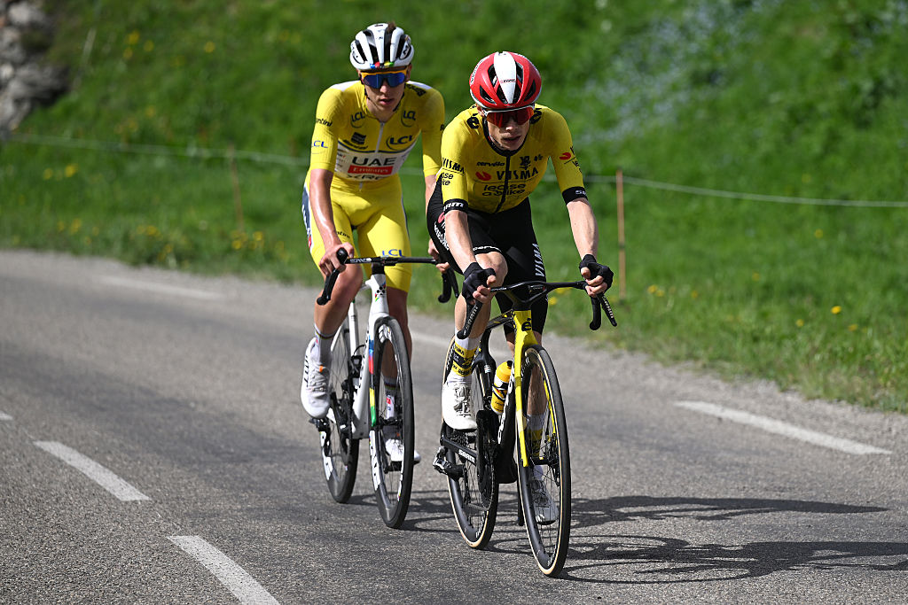 Plateau du Mont -Cenis, Francia - 15 de junio: (LR) Tadej Pogacar de Eslovenia y Emirates del equipo de los EAU - XRG - Jersey del líder amarillo y Jonas Vingegaard de Dinamarca y Team Visma | Arrendar una bicicleta compite en el grupo Chase durante el 77º Criterio du Dauphine 2025, etapa 8 A 133.3 km desde Val-D & #039; Arc to Plasteau du Mont-Cenis 2095m / #uciwt / el 15 de junio de 2025 en Plasteau Du Mont-Cenis, Francia. (Foto de Dario Belingheri/Getty Images)
