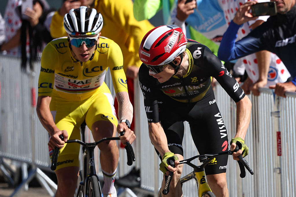 EAU Equipo Emirates - Tadej Pogacar con el equipo de XRG del equipo y el equipo Amarillo Visma - Al arrendar un equipo de bicicleta y el equipo danés Jonas VingeGaard Cycle en el ascenso de Mont Ventoux durante la decimosexta etapa de la 112 edición de la carrera de Tour de la Race, 171. Montpellier y Mont Ventoux, sur de Francia, el 22 de julio de 2025. (Foto de Anne-Christine Poujoulat / AFP)
