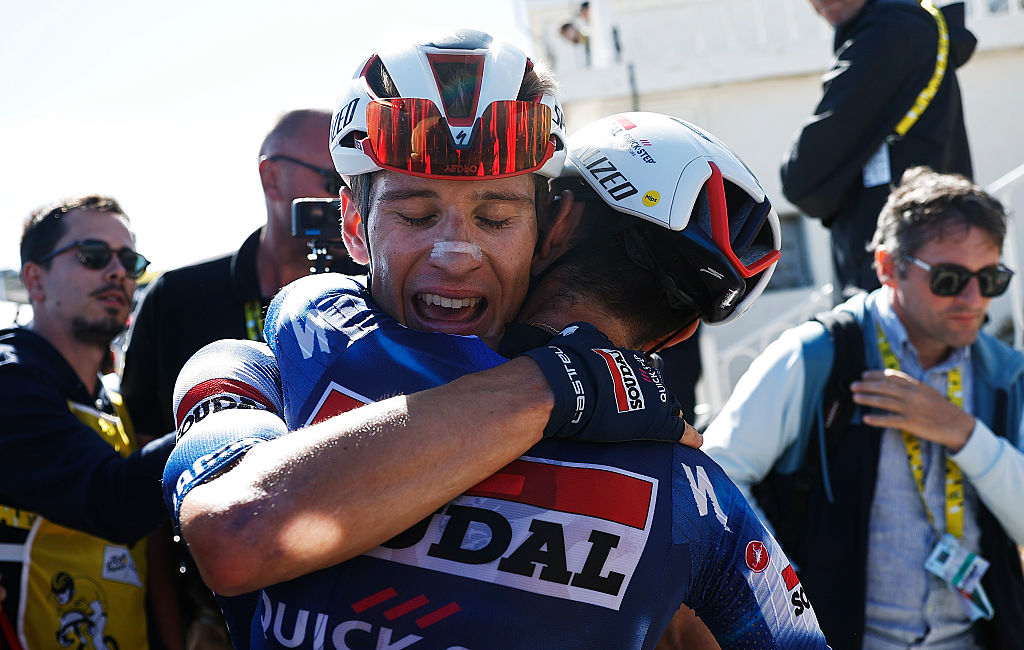 El ganador de la etapa Valentin Paret-Peintre de Francia y el equipo Soudal Quick-Step (R) reacciona con su compañero de equipo Ilan Van Wilder de Bélgica (L) después del 112º Tour de Francia 2025, etapa 16 A 171.5 km desde Montpellier a Mont Ventoux