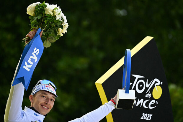 Red Bull - BORA - hansgrohe team's German rider Florian Lipowitz celebrates on the podium with the best young rider's white jersey after the 21st and final stage of the 112th edition of the Tour de France cycling race, 132.3 km between Mantes-la-Ville and Paris Champs-Ãlysees, on July 27, 2025. (Photo by Loic VENANCE / AFP)