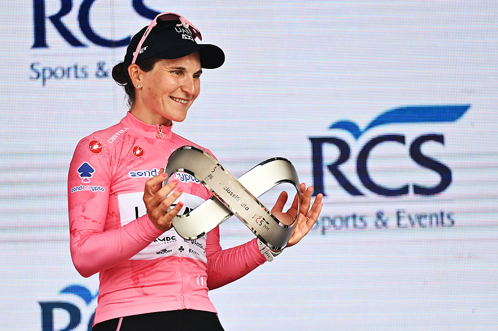 IMOLA, Italia - 13 de julio: Elisa Longo Borghini de Italia y el equipo de los EAU ADQ - El líder rosado Jersey celebra en el podio como ganador general de la carrera durante el 36º Giro D y #039; Italia Women 2025, etapa 8 A 134KM de Forli a IMola / #uciwwt / el 13 de julio, 2025 en IMola, IMOLA, ITSA. (Foto de Luc Claessen/Getty Images)