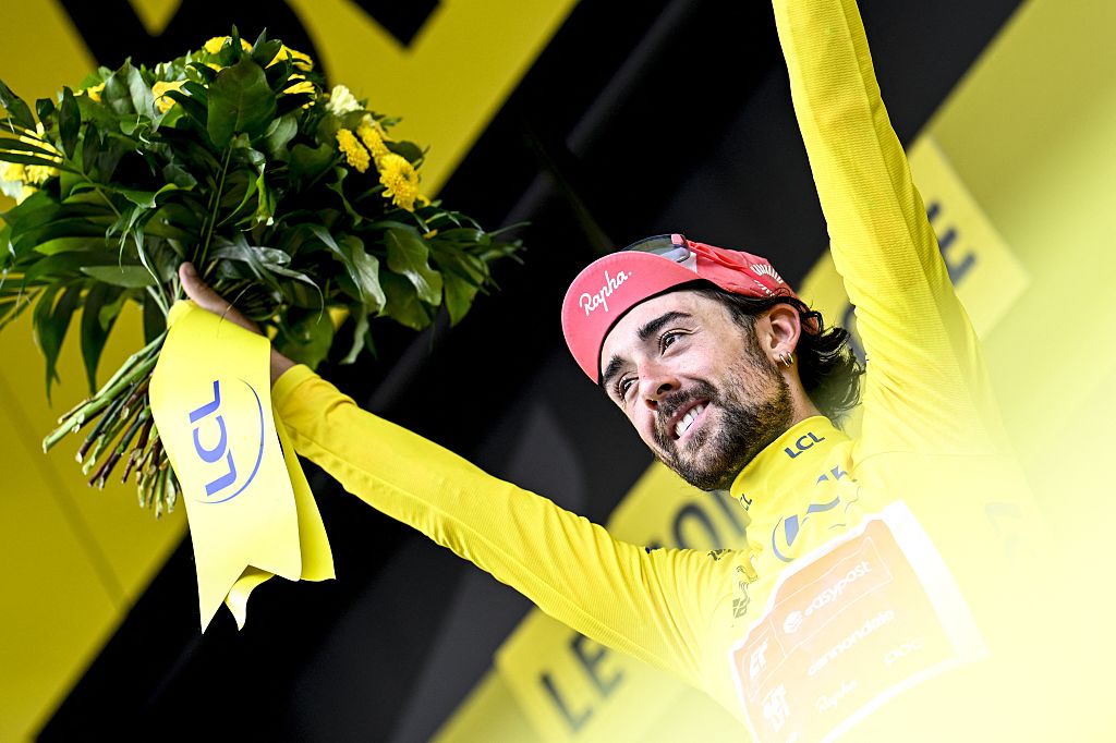 El irlandés Ben Healy de EF Education-Easypost celebra en el podio en la camiseta amarilla del líder en el ranking general después de la etapa 10 del Ciclismo de 2025 Tour de France, desde Ennezat hasta Le Mont-Dore Puy de Sancy (169 km), el lunes 14 de julio de 2025 en France. La 112ª edición del Tour de Francia comienza el sábado 5 de julio en Lille, Francia, y terminará en París, Francia, el 27 de julio. Foto de Belga Jasper Jacobs (Foto de Jasper Jacobs / Belga Mag / Belga Vía AFP)