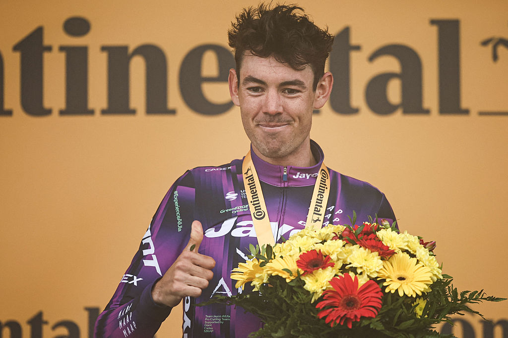 Connor celebra en el podio del equipo Jayco Alula. (Foto de Anne-Christine Poujoulat/AFP a través de Getty Images)