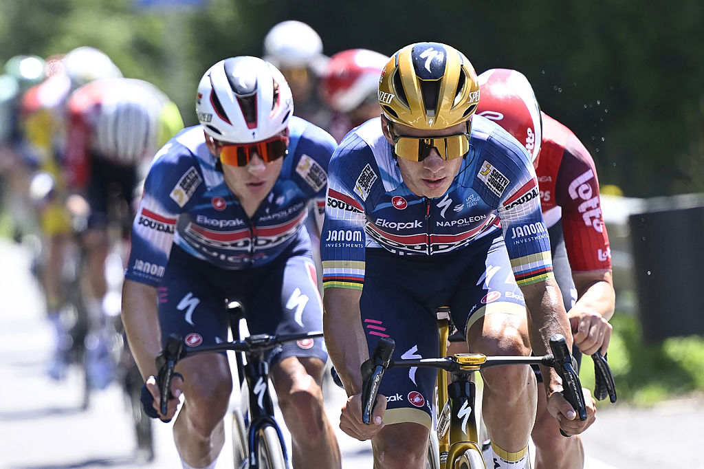 (Desde la izquierda) Soudal Quick-Step ' s belga belga Ilan Van Wilder, Soudal Quick-Step ' s belga Remco Evenepoel y Lotto Cycling Team ' s belga Jenno Berckmoes desde la carrera de la carretera belga de los hombres y#039; S ELITE CHAMARIO DE LA BELGIAN CYCLERSOTS Y 230KMOES, Y 230KMOES EN Grand Place Square en Binche, el 29 de junio de 2025. (Foto de Nico Vereecken / Belga / AFP) / Bélgica (Foto de Nico Vereecken / Belga / AFP a través de Getty Images)