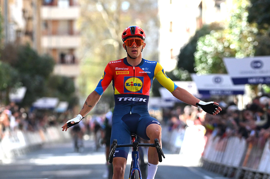 Estella-Lizarra, España-05 de abril: Thibau NYS de Bélgica y Equipo Lidl-Trek celebra en la línea de meta como ganadora de la carrera durante la 34a Gran Premio Miguel Indurain 2025 A 203.9 km de una carrera de un día desde Estella-Lizarra a Estella-Lizarra el 05 de abril de 2025 en Estella-Lizarra, Spain. (Foto de Tim de Waele/Getty Images)