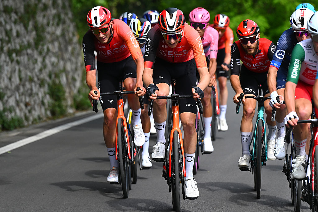 Joshua Tarling y Ben Turner (Ineos Granadiers) compiten durante el 108º Giro D ' Italia 2025