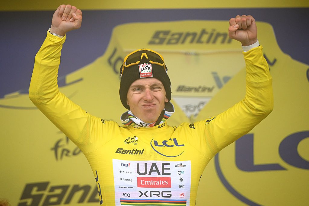 Tadej Pogacar de Eslovenia y Emiratos del Equipo de los EAU - XRG - Líder amarillo Jersey y Jonas Vingegaard de Dinamarca y Team Visma | Arrendar una bicicleta competir durante el 112th Tour de France 2025, Etapa 18 