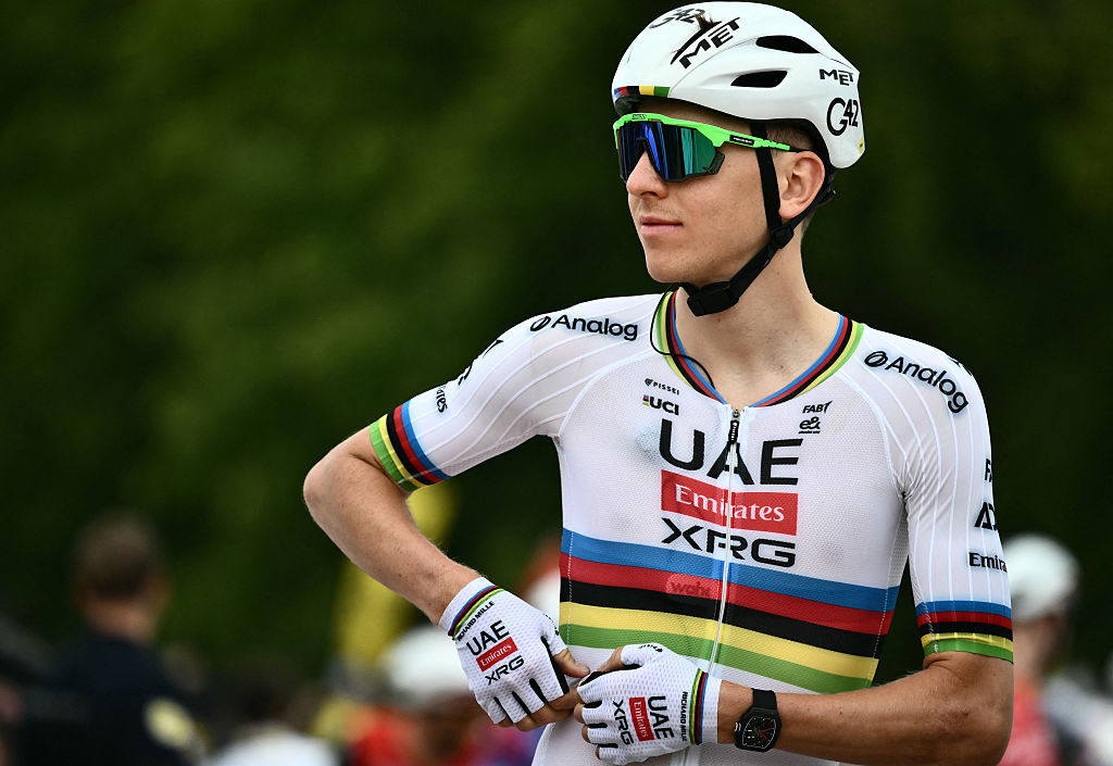 EAU Equipo Emirate - El equipo de XRG ' sloveniano Tadej Pogacar espera el comienzo de la primera etapa de la 112ª edición de la carrera de ciclismo del Tour de Francia, 184.9 km comenzando y terminando en Lille Metropole, Northern France, el 5 de julio de 2025. (Foto de Marco Bertorello / Afp)