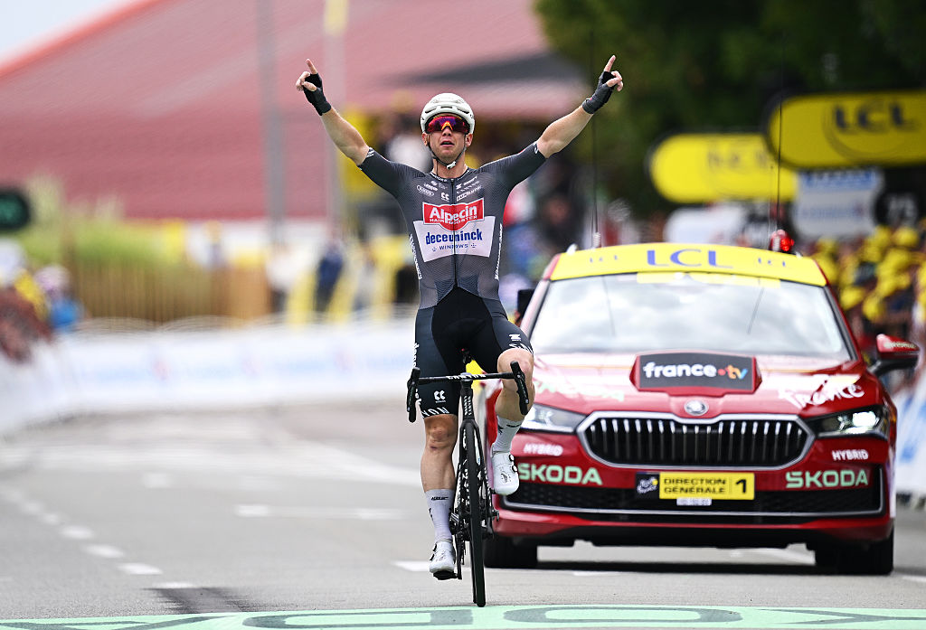 Kaden Groves de Australia y el Equipo Alpecin - Deceuninck celebra en la línea de meta como ganadora del escenario durante el 112th Tour de France 2025, etapa 20 A 184.2 km desde Nantua a Pontarlier / #uciwt / el 26 de julio de 2025 en Pontarlier, Francia. (Foto de Dario Belingheri/Getty Images)