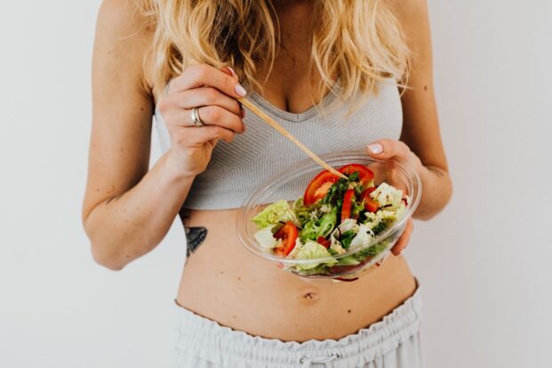 Este ingrediente que parece sano en ensaladas está lleno de azúcar