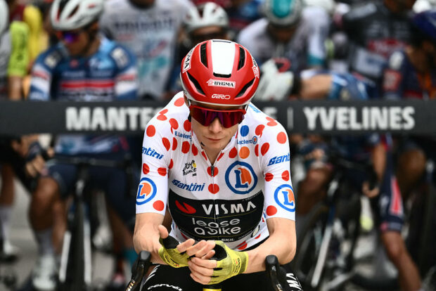Team Visma - Lease a bike team's Danish rider Jonas Vingegaard wearing the best climber's polka dot (dotted) jersey awaits the start of the 21st and final stage of the 112th edition of the Tour de France cycling race, 132.3 km between Mantes-la-Ville and Paris Champs-Elysees Avenue, on July 27, 2025. (Photo by Marco BERTORELLO / AFP)
