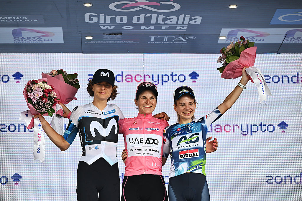 IMola, Italia - 13 de julio: (LR) Marlen Reusser de Suiza y Movistar del equipo en el segundo lugar, la ganadora general de la carrera Elisa Longo Borghini de Italia y el equipo de los EAU ADQ - Líder Pink Jersey y Sarah Gigante de Australia y el Insurance del Equipo AG - Soudal en el tercer lugar Pose en el Podium Ceremony después de la 36th Girón D ' italia Mujeres 2025, Italia Mujeres 2025, Etapa 8, la etapa de las 8. Etapa de 134 km de Forli a IMola / #uciwwt / el 13 de julio de 2025 en IMola, Italia. (Foto de Luc Claessen/Getty Images)