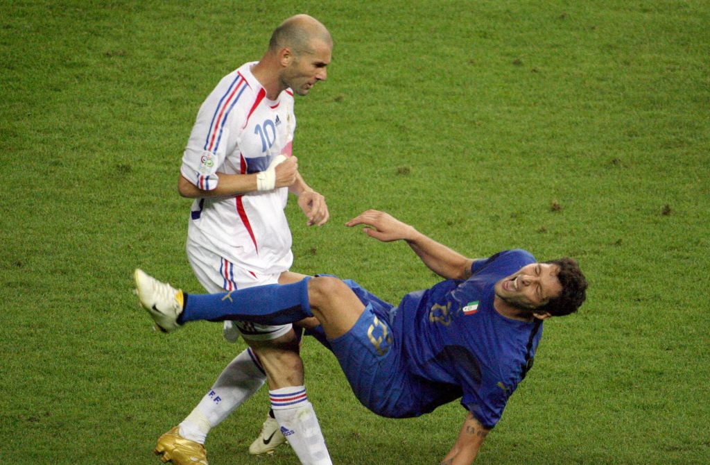 TOPSHOT - Una foto tomada el 09 de julio de 2006 muestra el mediocampista francés Zinedine Zidane (L) gesticulando después de que el defensor italiano de la cabeza Marco Materazzi durante el partido de fútbol final de la Copa Mundial 2006 entre Italia y Francia en el estadio olímpico de Berlins. Foto de AFP John MacDougall (Foto de John MacDougall / AFP) (Foto de John MacDougall / AFP a través de Getty Images)