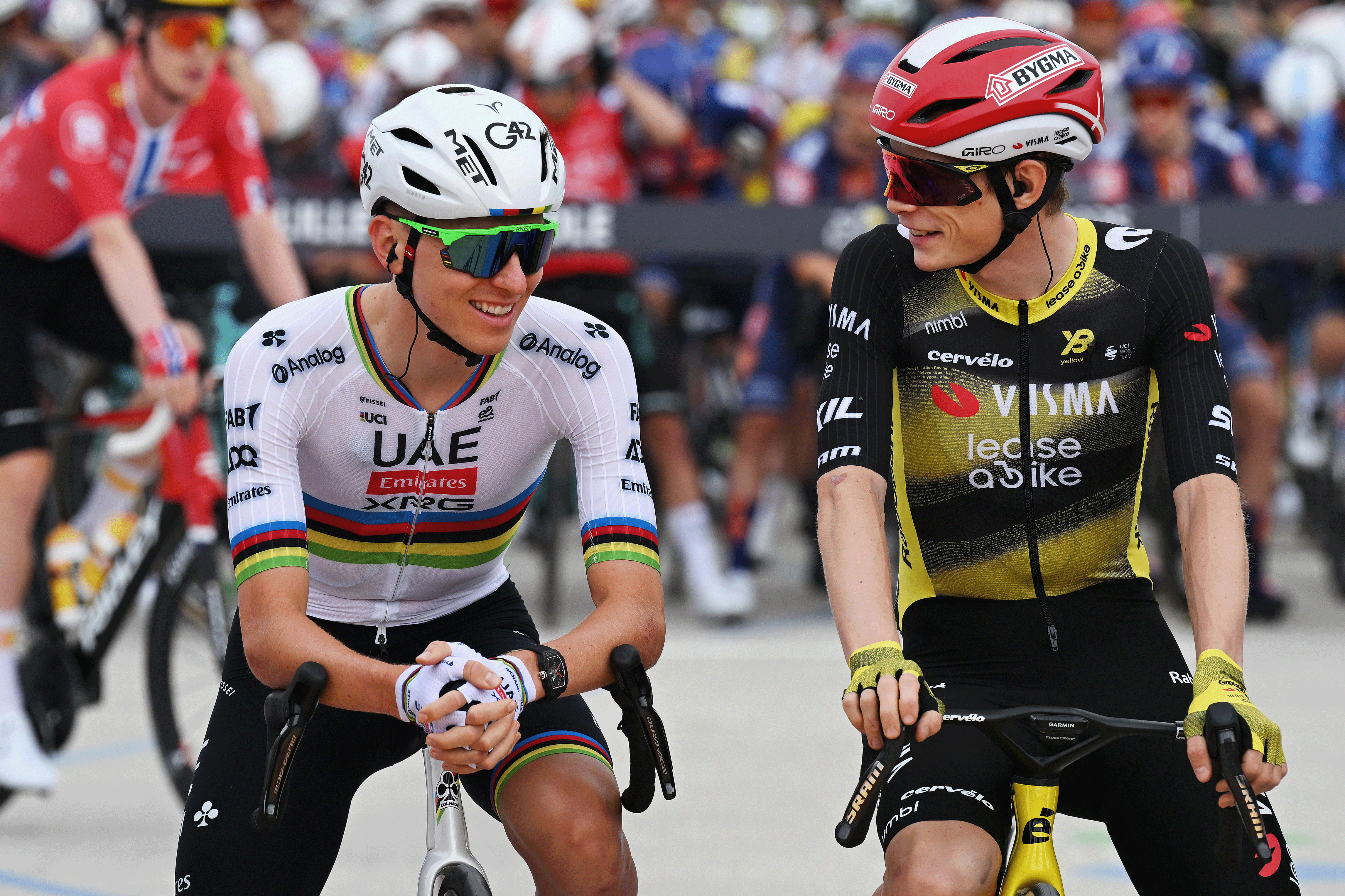 LILLE, Francia - 05 de julio: (LR) Tadej Pogacar de Eslovenia y EAU Equip Emirates - XRG y Jonas Vingegaard de Dinamarca y Team Visma | Arrendar una bicicleta antes del 112th Tour de France 2025, Etapa 1 A 184.9 km de la etapa de Lille a Lille / #uciwt / el 05 de julio de 2025 en Lille, Francia. (Foto de Tim de Waele/Getty Images)
