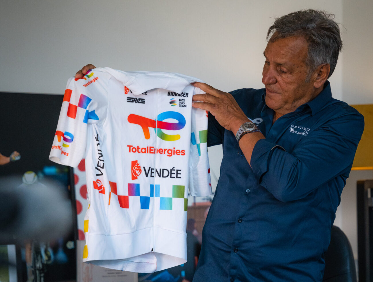 Jean-René Bernaudeau que tiene la nueva camiseta de TotalEnergies para el Tour de Francia