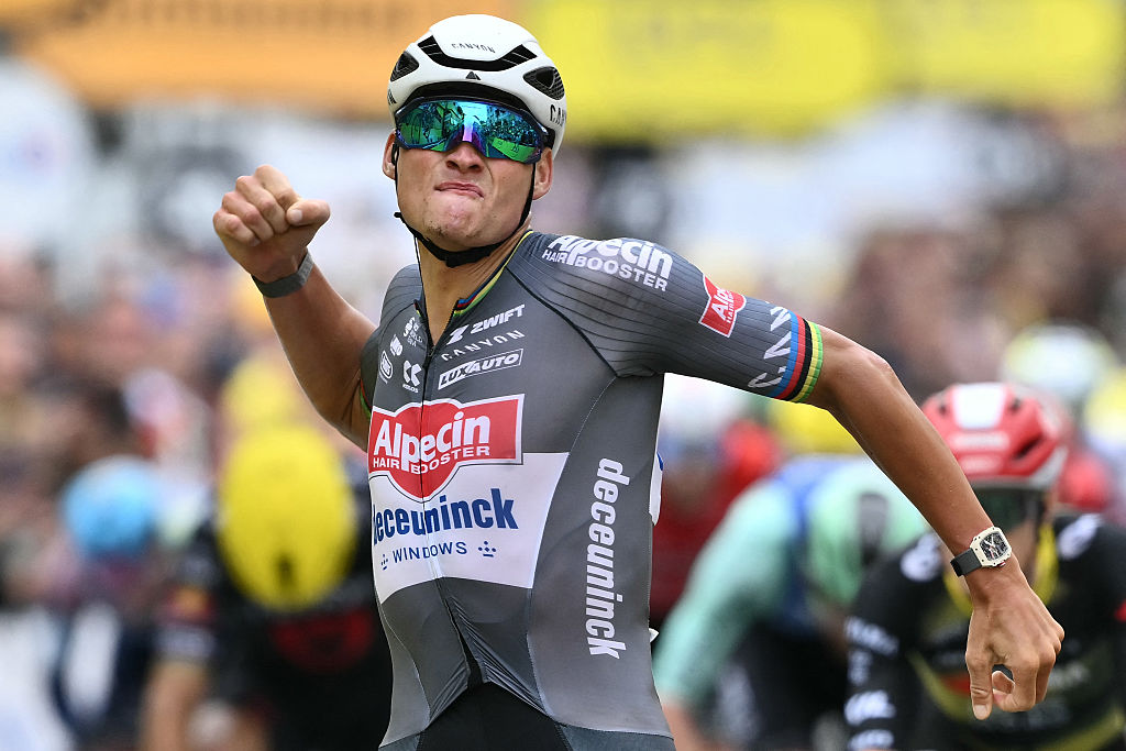 Alpecin-Deteuninck Team ' s holandés Mathieu Van der Poel ciclos a la línea de meta para ganar la segunda etapa de la 112ª edición de la carrera de ciclismo del Tour de Francia, 209.1 km entre Lauwin-Planque y Boulogne-Sur-Mer, Northern France, el 6 de julio, 2025. (Foto de Marco Bertorelo / AFP)