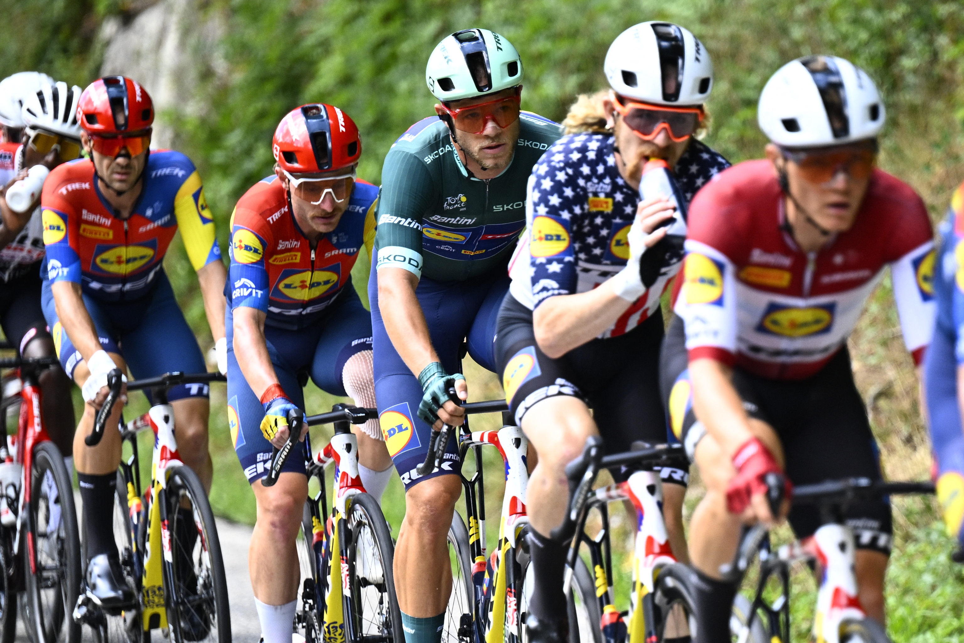 Belga Edward Theuns of Lidl-Trek, Italian Simone Consonni de Lidl-Trek, Italiano Jonathan Milán de Lidl-Trek y US ' Quinn Simmons de Lidl-Trek se muestra en acción durante la etapa 19 de la carrera de ciclismo Tour de France 2025, desde Albertville hasta La Plagne (130 km), el viernes 25 de julio de 2025 en Francia. La 112ª edición del Tour de Francia comienza el sábado 5 de julio en Lille, Francia, y terminará en París, Francia, el 27 de julio. Foto de Belga Jasper Jacobs (Foto de Jasper Jacobs / Belga Mag / Belga Via AFP) (Foto de Jasper Jacobs / Belga Mag / AFP a través de Getty Images)
