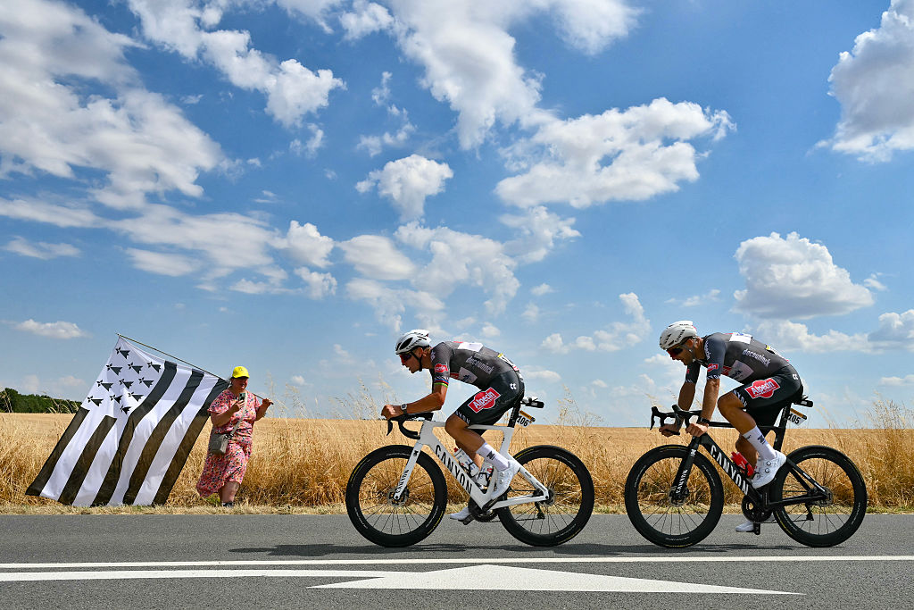 Alpecin - Deceuninck El piloto belga del equipo Jonas Rickaert y Alpecin - Ciclo de poel del jinete holandés del equipo de Deceuninck Mathieu Van der Poel en una escapada durante la novena etapa de la 112ª edición de la carrera Cycling Tour de France, 174.1 km entre Chinon y Chateeauroux, Central France, el 13 de julio de 2025. (Foto de la Rata de Mar de France.