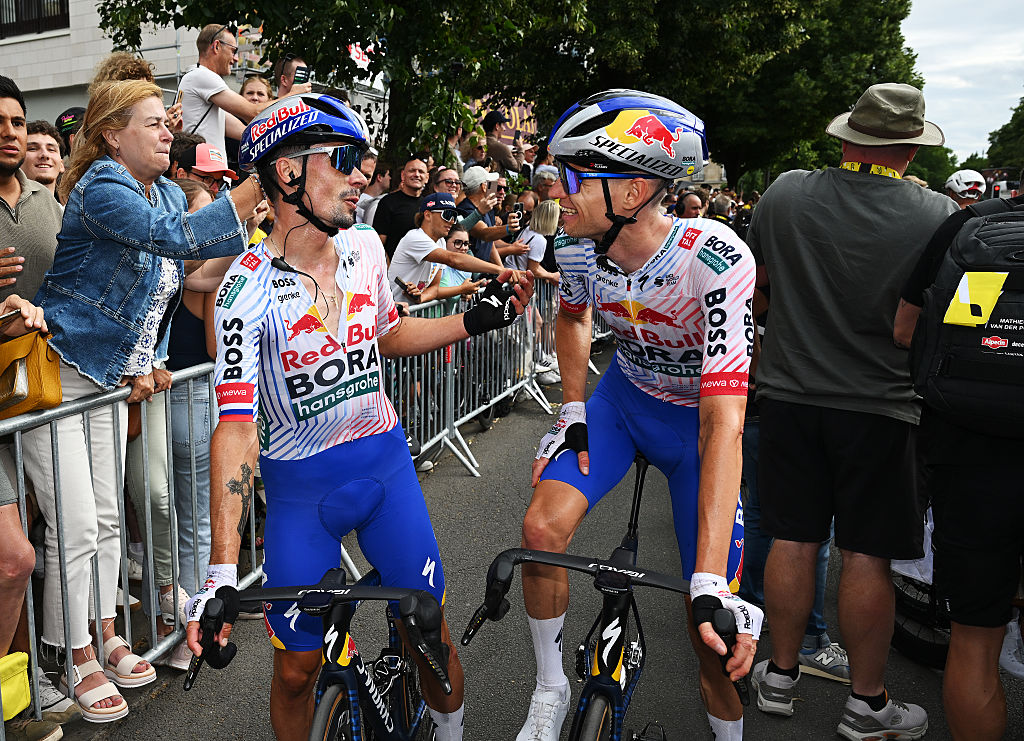 Primoz Roglic de Eslovenia y Aleksandr Vlasov de Rusia y Team Red Bull - Bora - Hansgrohe reaccionó después del 112º Tour de Francia 2025, Etapa 1