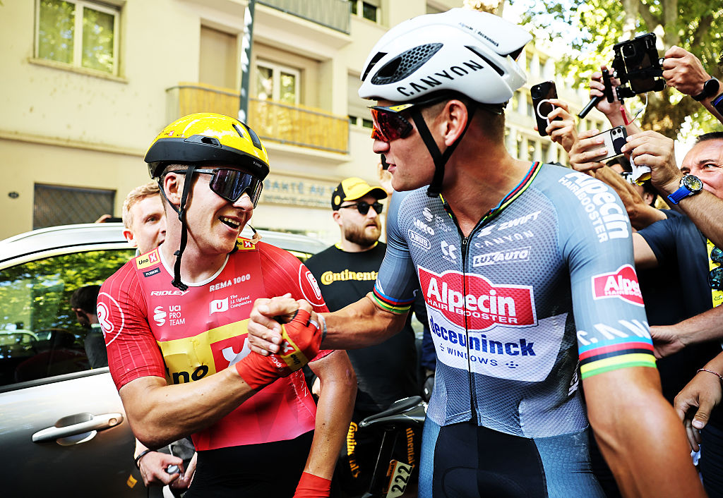 TOULOUSE, FRANCE - JULY 16: (LR) Stage winner Jonas Abrahamsen of Norway and Team Uno-X Mobility and Mathieu van der Poel of Netherlands and Team Alpecin - Deceuninck react after the 112th Tour de France 2025, Stage 11 a 156.8km stage from Toulouse to Toulouse / #UCIWT / on July 16, 2025 in Toulouse, France. (Foto de Christophe Petit Tesson - Pool/Getty Images)