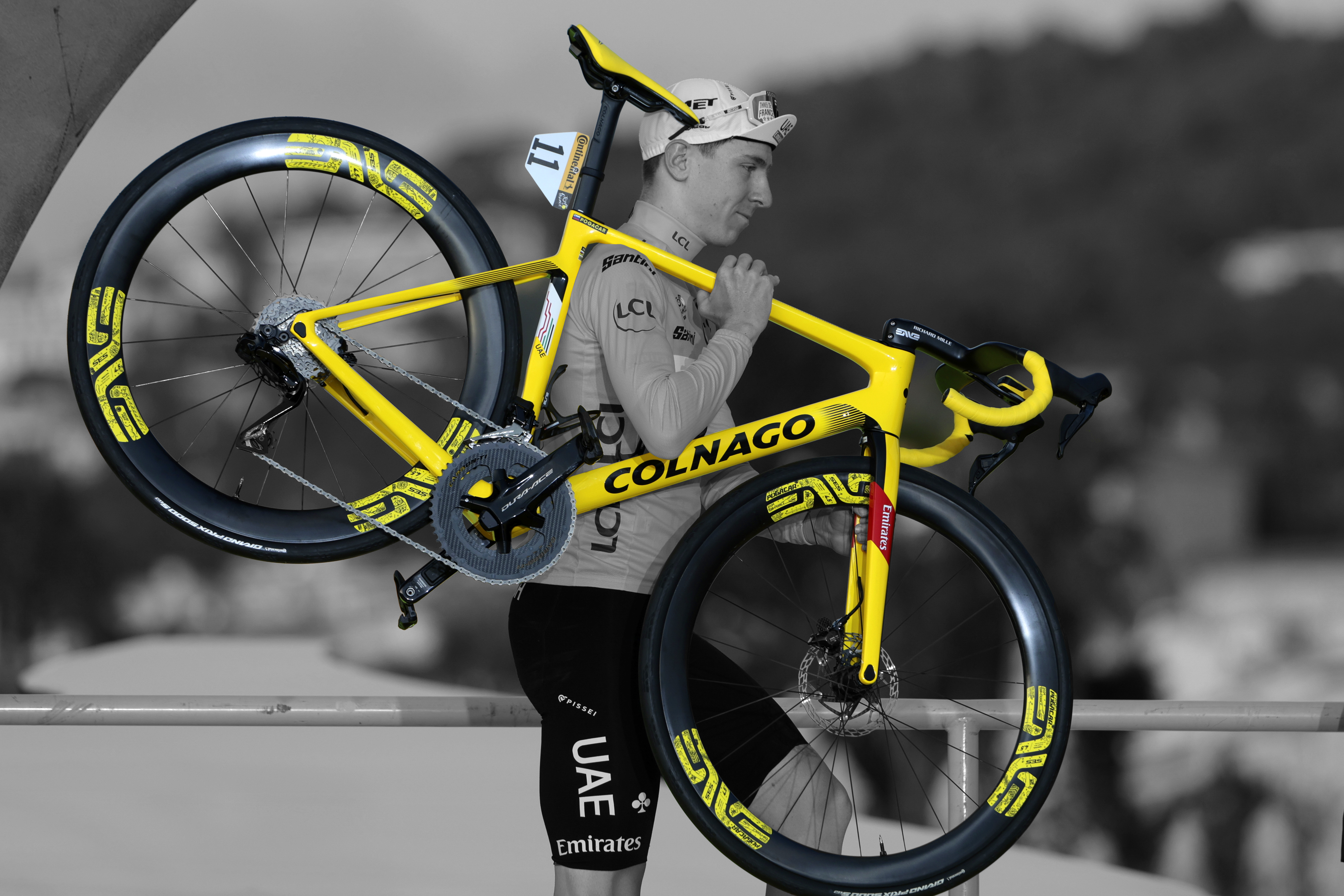 Tadej Pogacar hombra su bicicleta en la ceremonia del podio del Tour de Francia de 2024