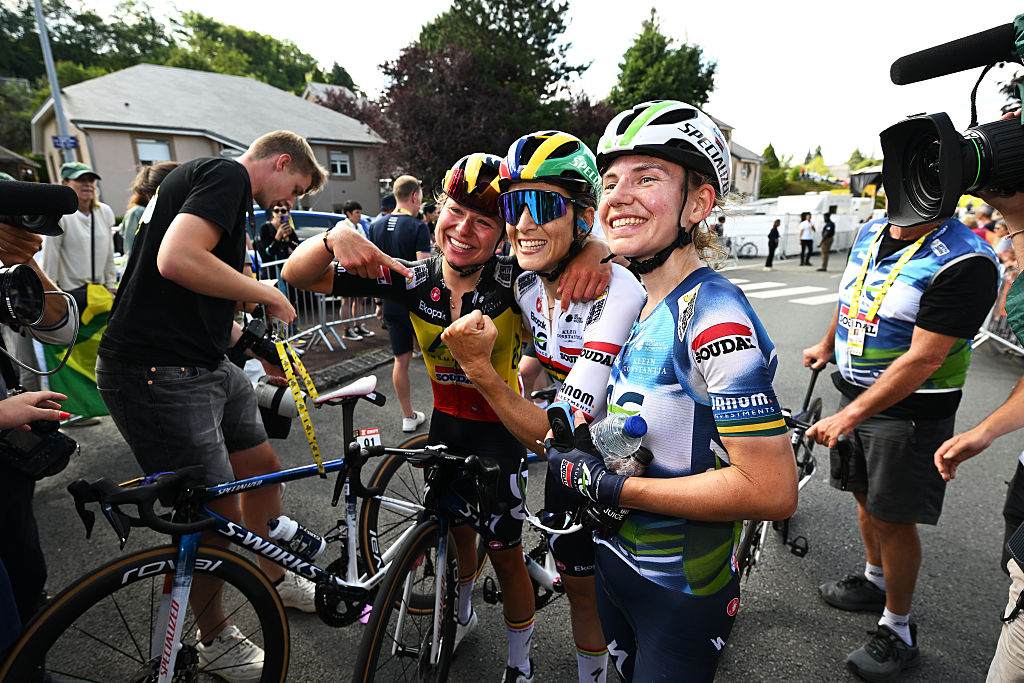 Kim Le Court y Ag Insurance-Soudal celebran al final de la etapa 5 en el Tour de France Femmes
