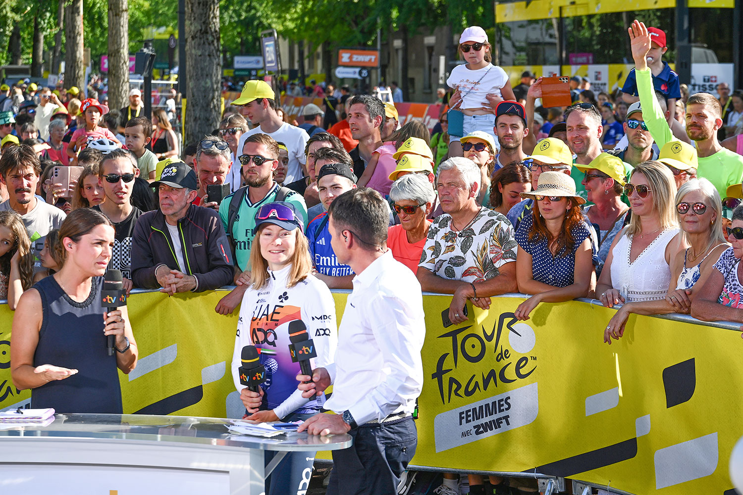Chambery, Francia-01 de agosto: ganadora de la etapa Maeva Squiban de Francia y el equipo de los EAU ADQ se encuentra con la prensa de medios después del cuarto Tour de Francia Femmes 2025, etapa 7 A 159.7 km de la etapa de Bourg-En-Bresse a Chambery / #uciwwt / el 01 de agosto, 2025 en Bourg-En-Bresse, France. (Foto de Szymon Gruchalski/Getty Images)