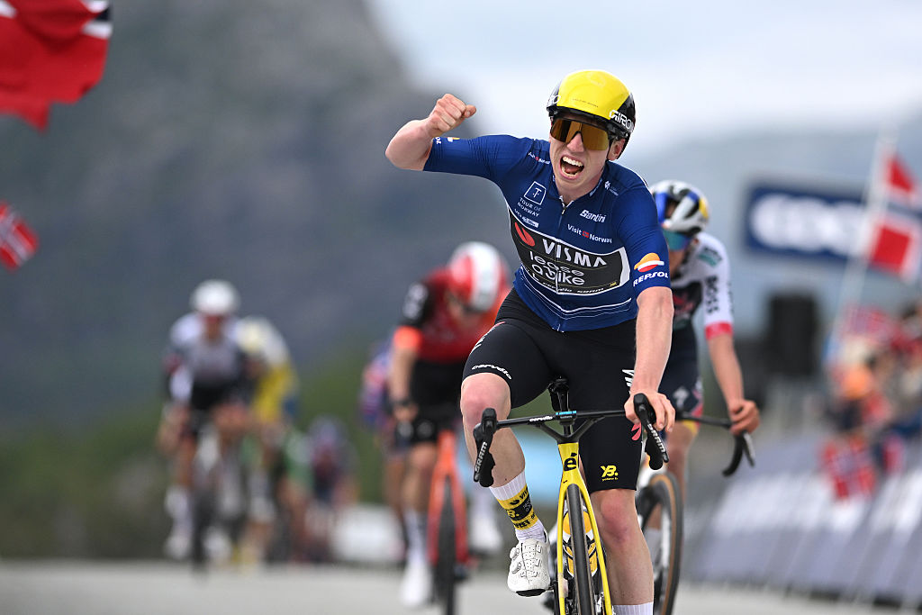 Oltedal Noruega 30 de mayo Matthew Brennan de Gran Bretaña y alquiler de Visma de alquiler de Bike Blue Points celebra en la línea de meta como ganador del escenario durante la 14ª gira de Noruega 2025 Etapa 2 A 2081 km desde Egersund hasta Oltedal el 30 de mayo 2025 en Oltedal Norway Photo por Szymon Gruchalskigetty Images Images Images