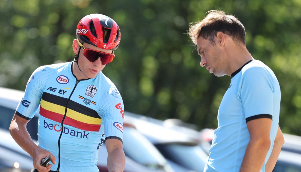 Belgian Remco Evenepoel and Belgian national cycling coach Sven Vanthourenhout pictured before a training session at the UCI World Championships Cycling, in Dunblane, Scotland, Monday 07 August 2023. UCI organizes the worlds with all cycling disciplines, road cycling, indoor cycling, mountain bike, BMX racing, road para-cycling and indoor para-cycling, en Glasgow del 03 al 13 de agosto. Foto de Belga David Pintens (Foto de David Pintens / Belga Mag / Belga Via AFP) (Foto de David Pintens / Belga Mag / AFP a través de Getty Images)
